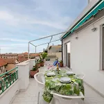 شقة Guesthost - Penthouse With Terrace *